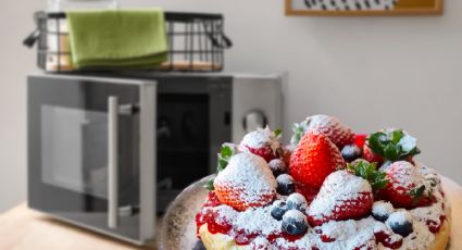 Simple y en microondas: receta de tarta de almendras y fresas