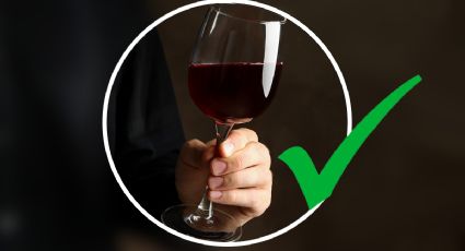 Así se sujeta correctamente una copa de vino