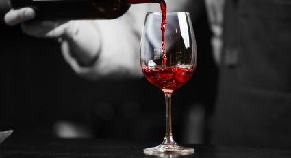 Descubre la razón por la que nos dan a probar el vino antes de servirlo