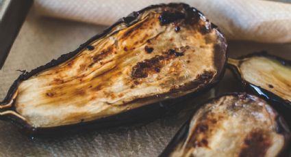 Así puedes preparar unas exquisitas berenjenas rellenas de cordero con toques ahumados, tierra de oliva verde y crujiente de parmesano