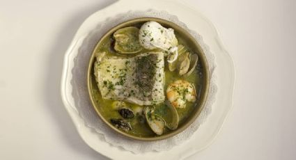 Así puedes preparar un exquisito lomo de merluza confitado sobre salsa verde y puré de espárragos