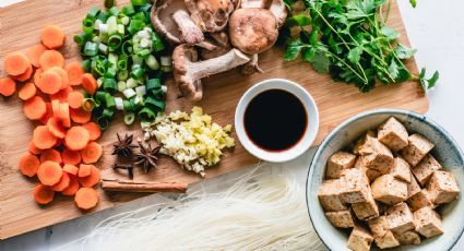 Ensalada gourmet, prepara unos vegetales tibios con tofu