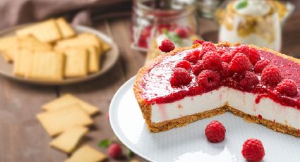 Ideal para los golosos, prepara una exquisita tarta de galletas, queso y frambuesas