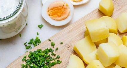 Así puedes preparar una fresca ensalada de patata al curry con huevo