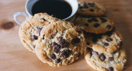 Para consentir a los más golosos: prepara unas crujientes galletas con chips de chocolate