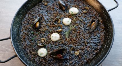 Así puedes preparar una exquisita fideuá negra marinera