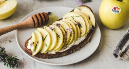 Así puedes preparar unas deliciosas tostada de manzanas, requesón y romero