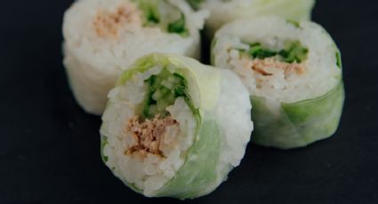 Así se hacen unos delicioso rolls de salmón y pepinos en pocos pasos