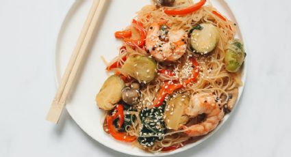 En 15 minutos: unos deliciosos fideos de arroz con morrón y gambas