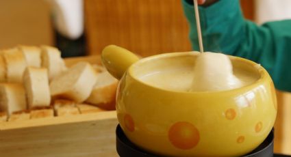 Ideal para agasajar a nuestros amigos: fondue de queso en simples pasos