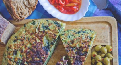 En 15 minutos una receta liviana para el verano, una tortilla de espinacas con atún