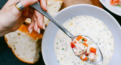 En 20 minutos: cocina una rica sopa fría de frutos rojos con salmón