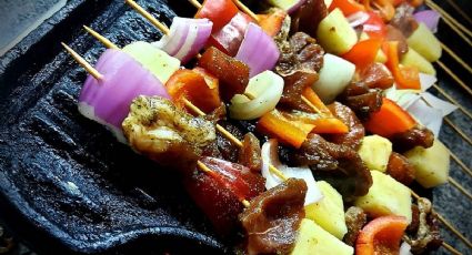 Ideal para compartir con amigos: receta de brochetas de cerdo con piña que te sorprenderá