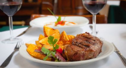 Bife con patatas y cebollas, un plato con mucho sabor para preparar en tu hogar