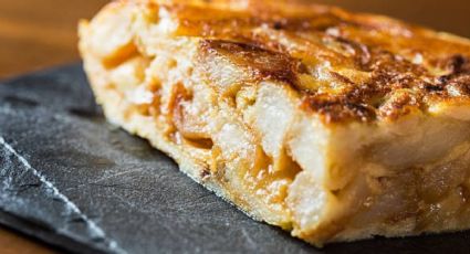 Prepara una exquisita tortilla de patatas rellena de jamón y queso en solo 20 minutos