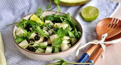 En 10 minutos, cocina una refrescante ensalada de melón con aceitunas y menta