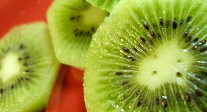 El truco viral de TikTok para pelar un kiwi en 30 segundos y en una sola maniobra