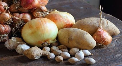 Esta es la verdadera razón por la que no debes guardar las patatas con las cebollas