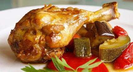 Prepara un delicioso pollo al ajillo con pisto que todos repetirán