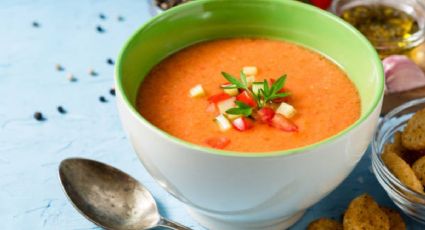 Aprende a preparar un delicioso gazpacho andaluz, ideal para combatir el calor