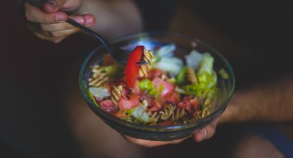 Así puedes hacer una ensalada de pasta fría con jamón en 3 pasos rápidos