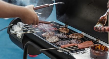 El sencillo truco para limpiar la parrilla de la barbacoa en minutos