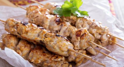 Prepara unas ricas brochetas de pollo con salsa de cacahuete, en 30 minutos