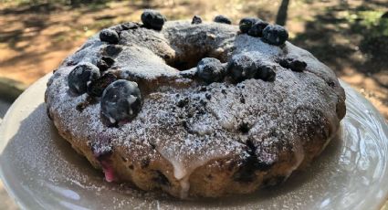 Cómo hacer un rico budín de limón y arándanos para salvar tus antojos de verano