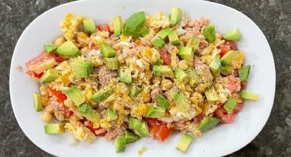 La ensalada con garbanzos, queso y aguacate ideal para despedir el verano (muy saciante)