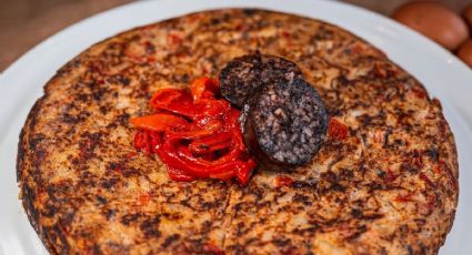 Cómo hacer tortilla de patatas con morcilla en 5 pasos