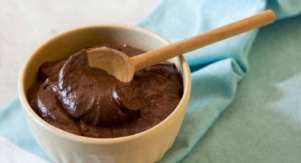 Haz una mascarilla de chocolate para hidratar el cabello seco