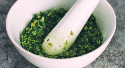 El truco para hacer una salsa de cilantro cremosa y aderezar tus comidas en 10 minutos