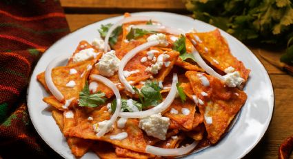 La receta perfecta para hacer chilaquiles al estilo mexicano (con picante)