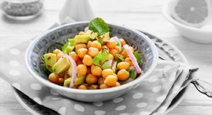 Ensalada fresca de garbanzos, disfruta de un rico platillo con solo 5 ingredientes