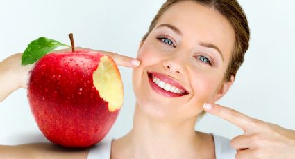 Así puedes limpiar tus dientes, usando solo una manzana