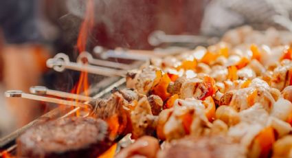 Cómo preparar unas deliciosas brochetas de pollo con hummus y ensalada