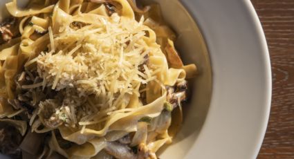 Receta fácil para estudiantes: prepara esta pasta de hongos y pollo en minutos