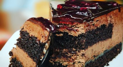 Postre casero de tarta de chocolate con frutos rojos (paso a paso)