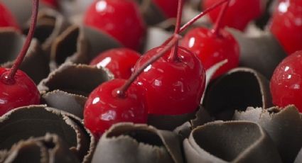 Gelatina con cerezas cubiertas de chocolate, el postre sin horno perfecto para sorprender a tu pareja