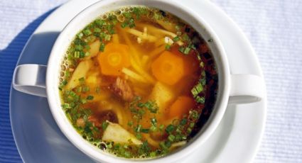 Prepara una rica sopa de fideos chinos con gambas