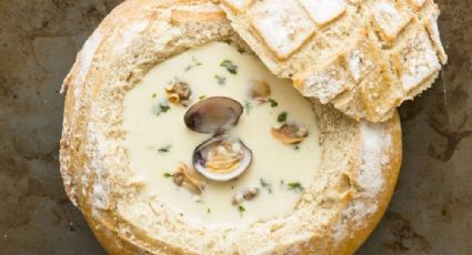 Sorprende a todos con una crema de almejas sobre un pan