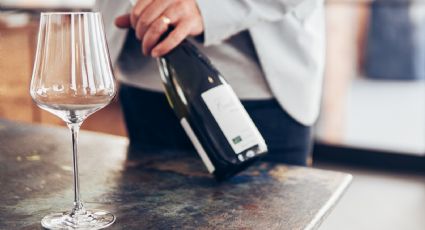 Este truco para abrir botellas de vino podría ser perjudicial para tu salud