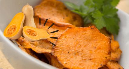 ¡No más desechos! Disfruta de unas chips en freidora de aire usando la cáscara de la calabaza