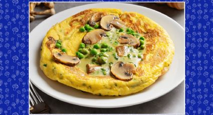 Cambia la receta de tortilla de patatas con esta salsa de champiñones y guisantes