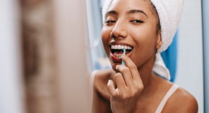 Limpia tus dientes con cáscara de plátano y obtén resultados increíbles en solo 2 minutos