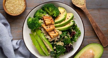 Receta de dieta mediterránea: Ensalada de kale, quinoa, tempeh y aguacate