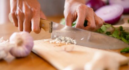 Añade este ingrediente de cocina en tus manos para eliminar el olor a cebolla y ajo