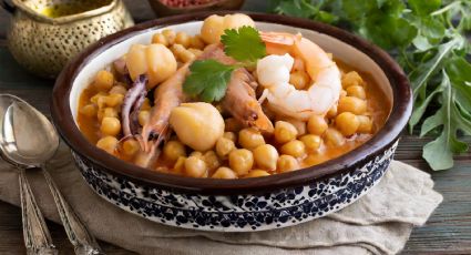 Cocina en tiempo récord: Receta de garbanzos con calamares y langostinos en 40 minutos