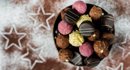 Disfruta un snack fácil con estos bocaditos de chocolate rebozados con galletas trituradas