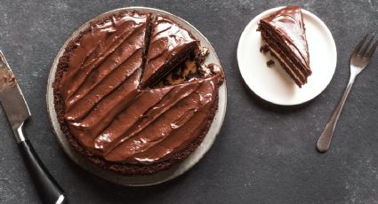 ¡Sin horno! Bizcocho de chocolate sin azúcar y sin lácteos en menos de 10 minutos